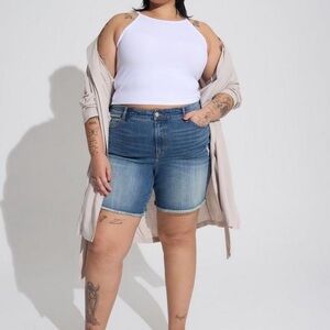 #T901- NWT Torrid 8” Bermuda Destructed Jean Shorts -20W